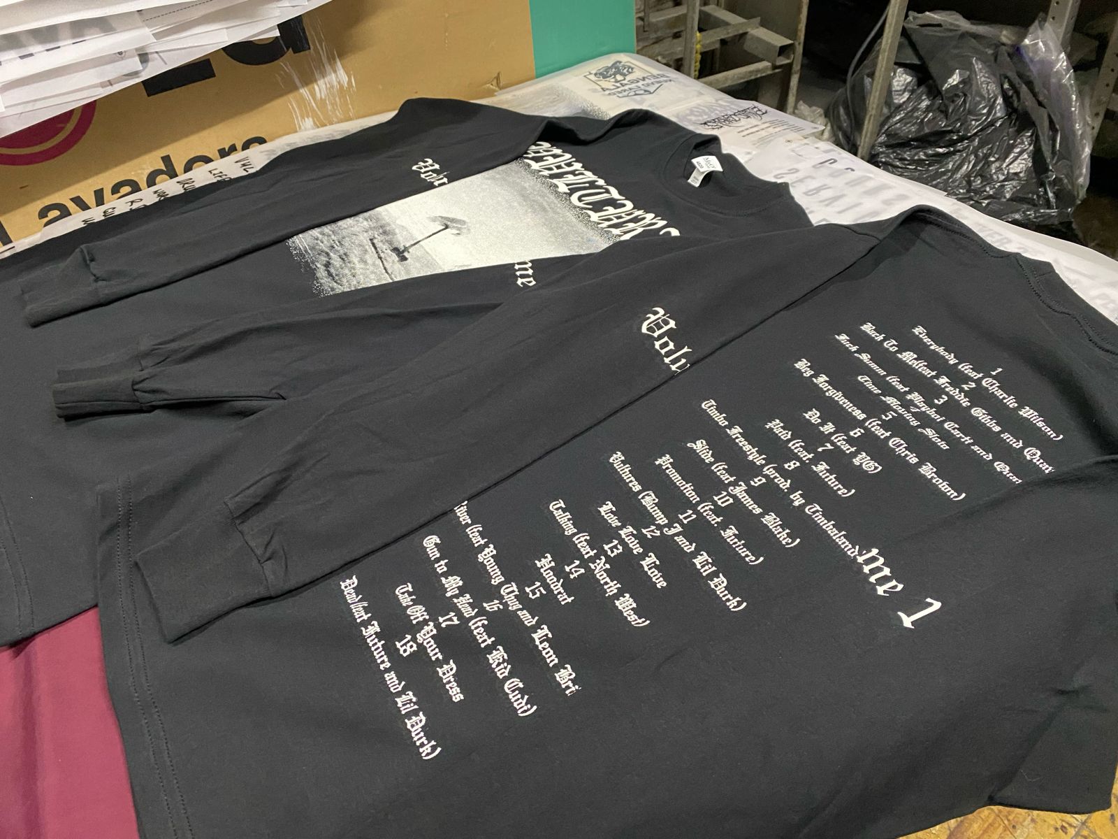 Camiseta de manga larga con buitres