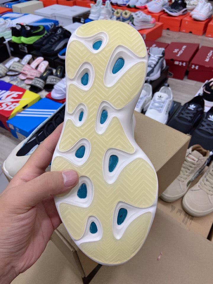 Yeezy 700 v3 (réplica)
