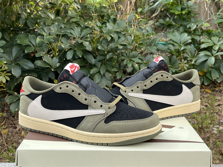Travis Scott x Air Jordan 1 Low OG Black Sail Oliva Medio